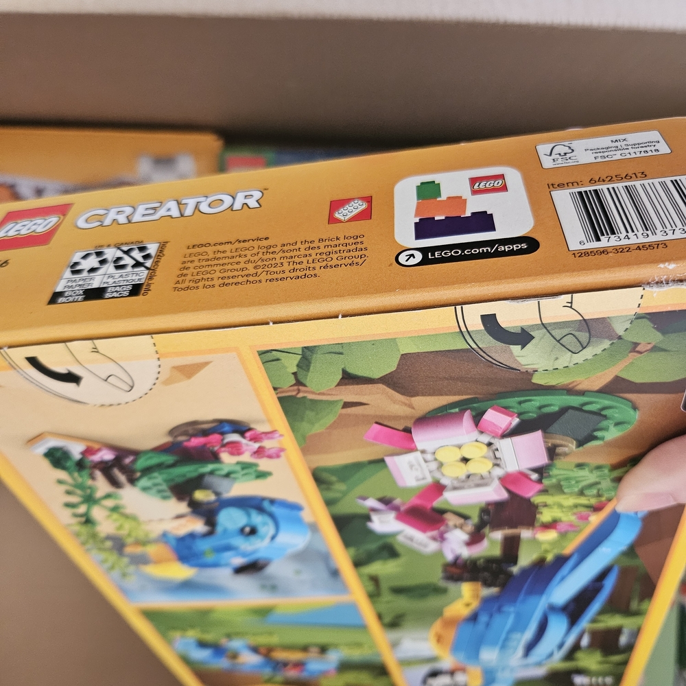 LEGO 31136 Creator 3-in-1 Exotic Parrot Building Set - Picture 3 of 3